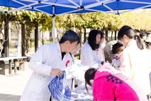 学校举行“携手防艾 共享健康“...