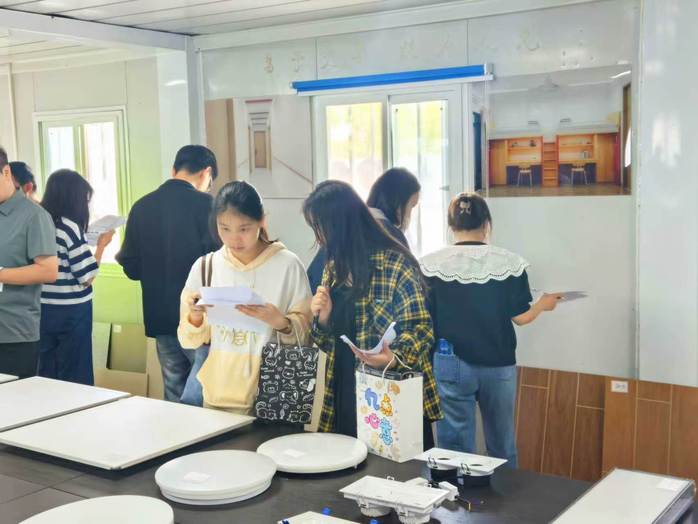 我校召开宿舍装饰材料联合选定会...